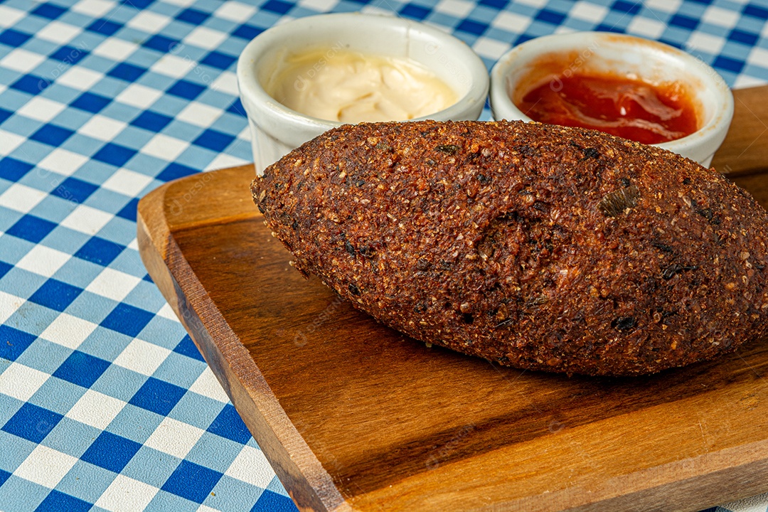 Kibe, tradicional fritura brasileira. salgadinho frito típico recheado com queijo