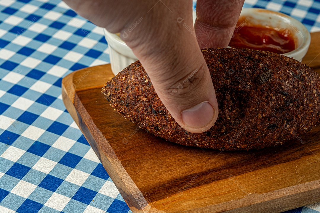 Kibe, tradicional fritura brasileira. salgadinho frito típico recheado com queijo