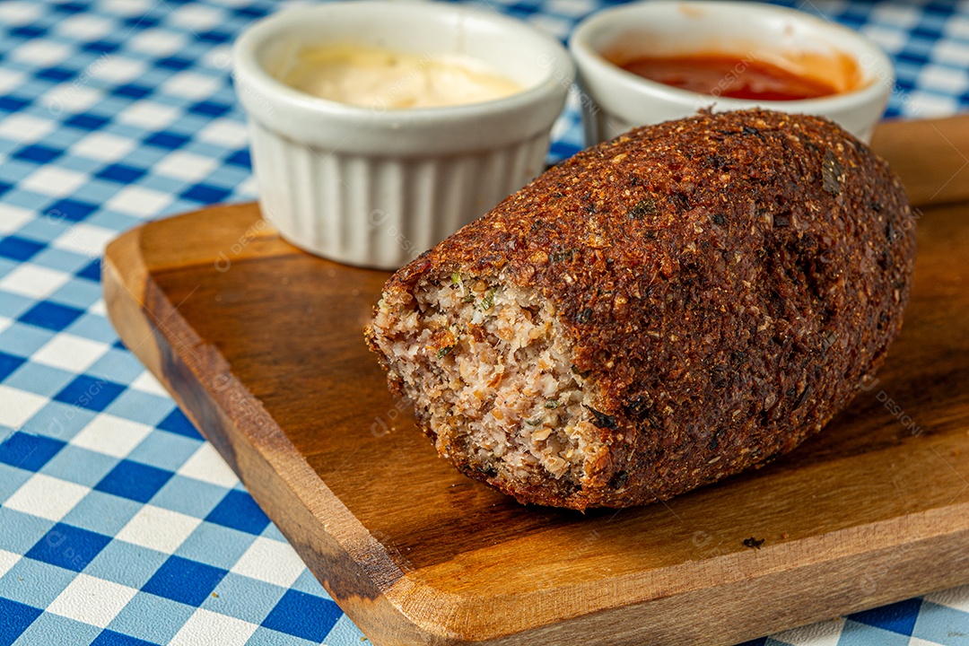 Kibe, tradicional fritura brasileira. salgadinho frito típico recheado com queijo