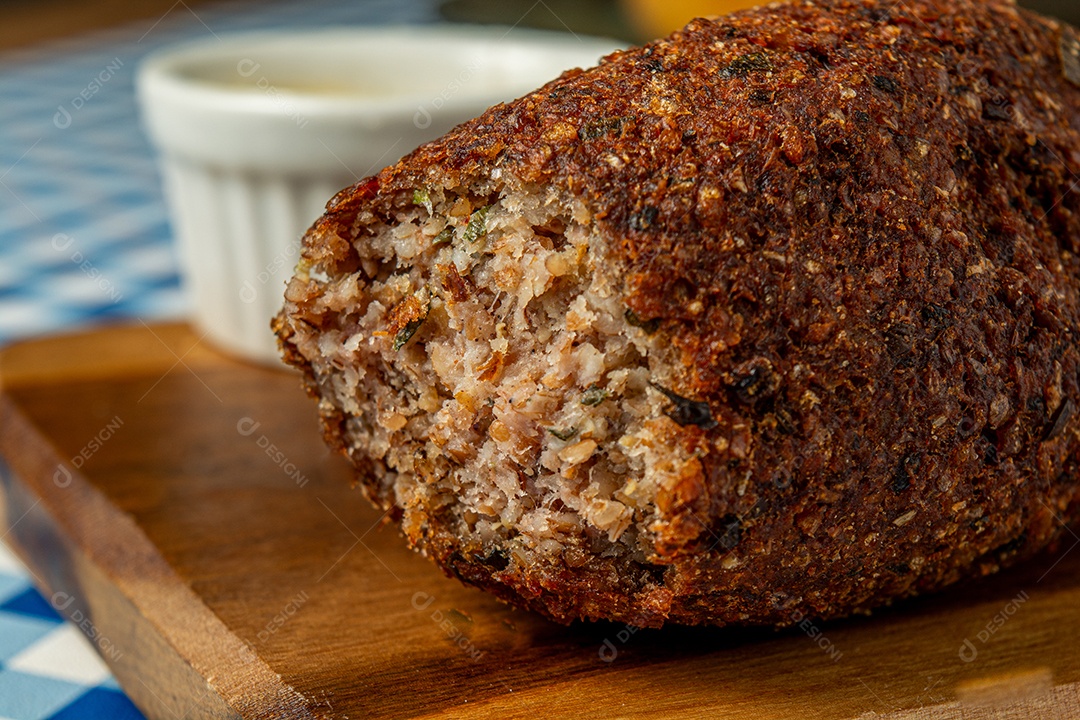 Kibe, tradicional fritura brasileira. salgadinho frito típico recheado com queijo