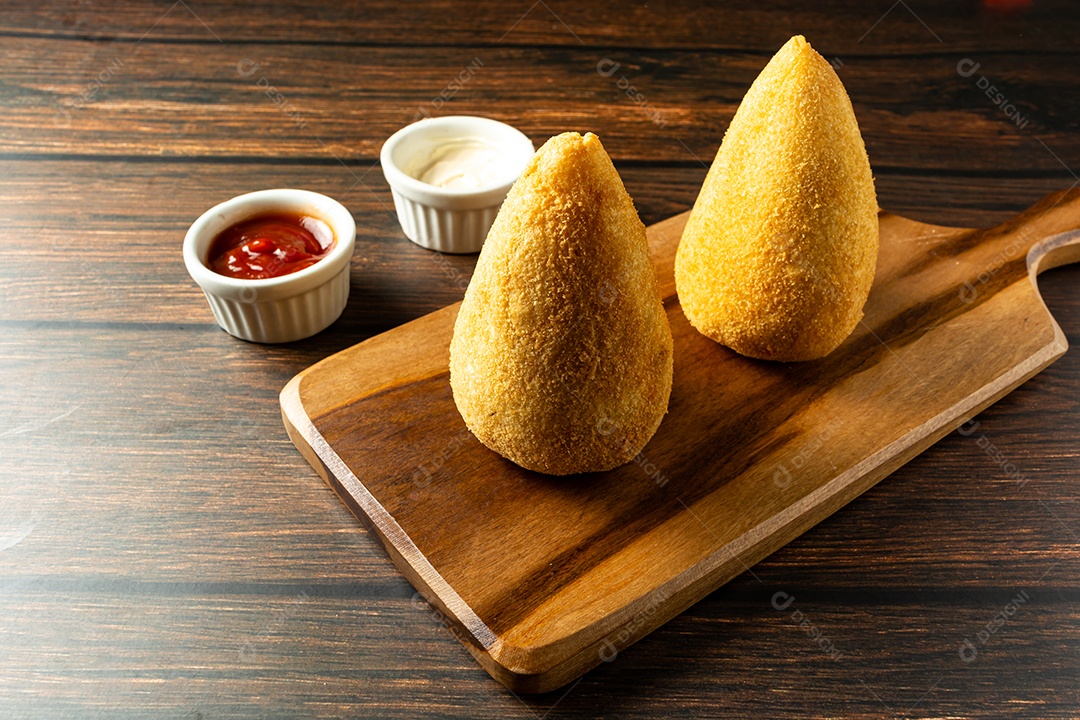 Coxinhas tradicionais brasileiras. salgadinho frito típico recheado com carne e frango