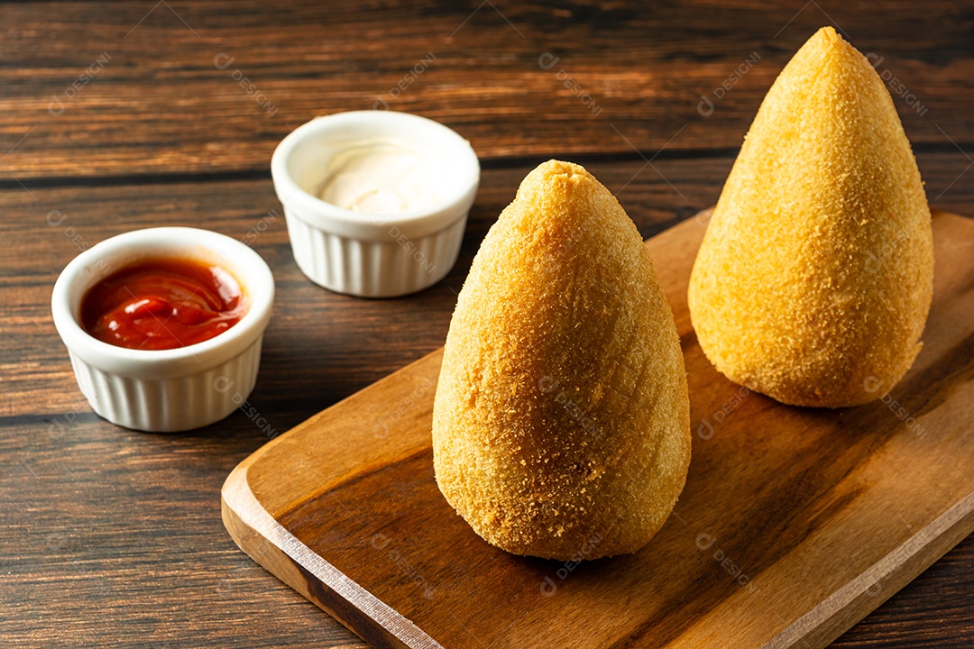 Coxinhas tradicionais brasileiras. salgadinho frito típico recheado com carne e frango