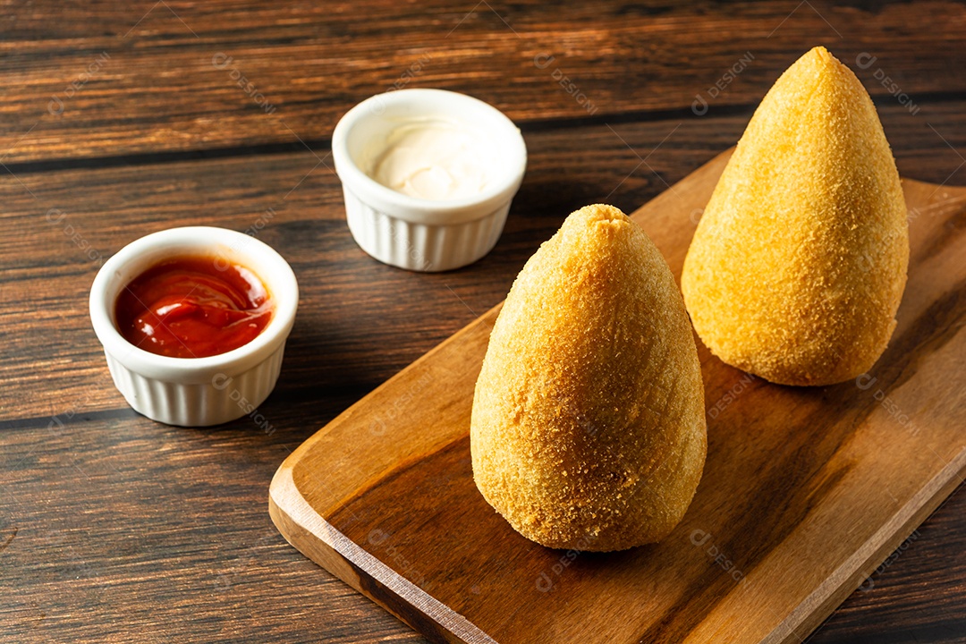 Coxinhas tradicionais brasileiras. salgadinho frito típico recheado com carne e frango