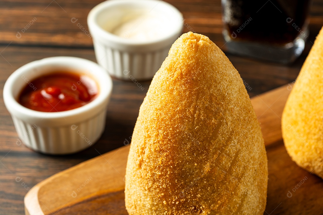 Coxinhas tradicionais brasileiras. salgadinho frito típico recheado com carne e frango