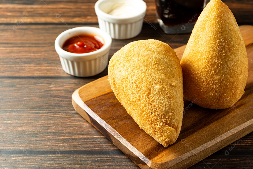 Coxinhas tradicionais brasileiras. salgadinho frito típico recheado com carne e frango