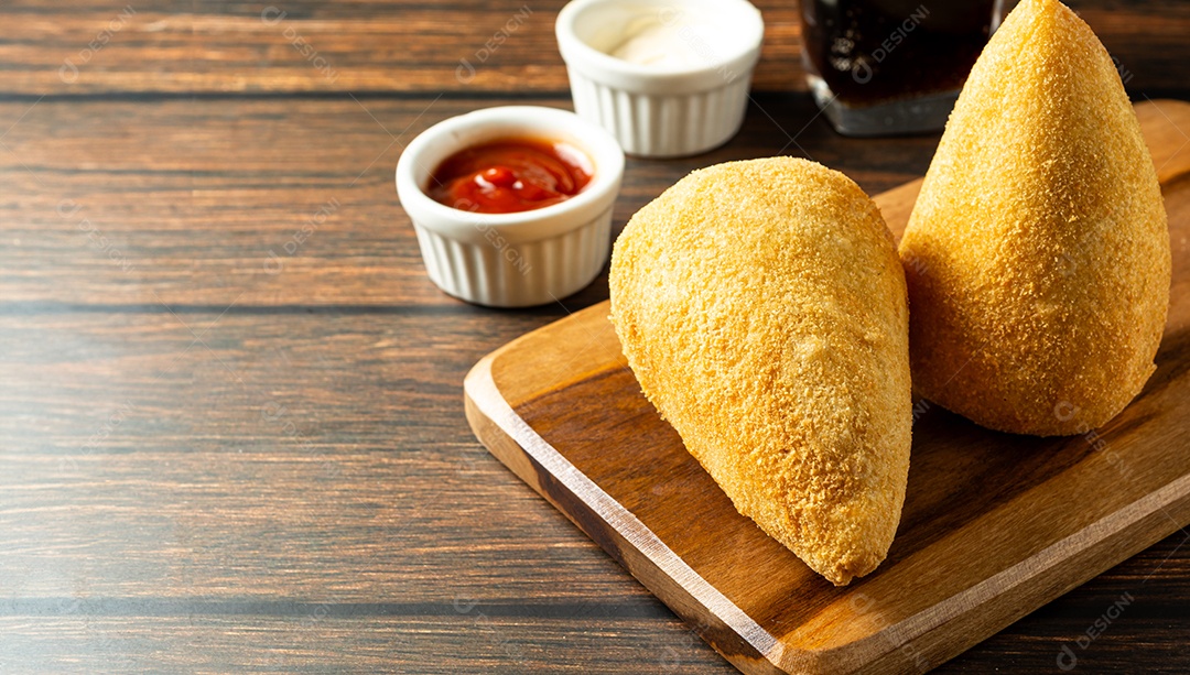 Coxinhas tradicionais brasileiras. salgadinho frito típico recheado com carne e frango