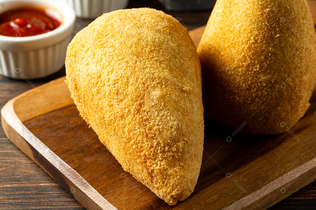 Coxinhas tradicionais brasileiras. salgadinho frito típico recheado com carne e frango