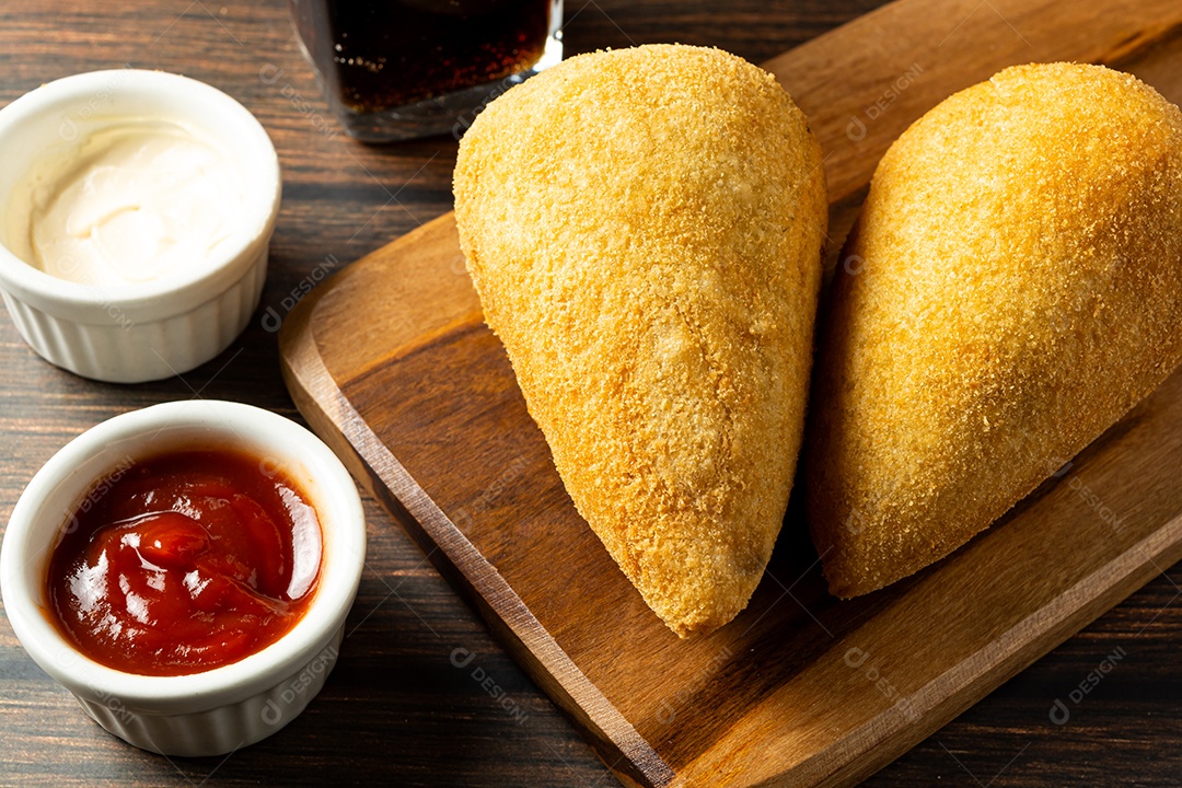 Coxinhas tradicionais brasileiras. salgadinho frito típico recheado com carne e frango