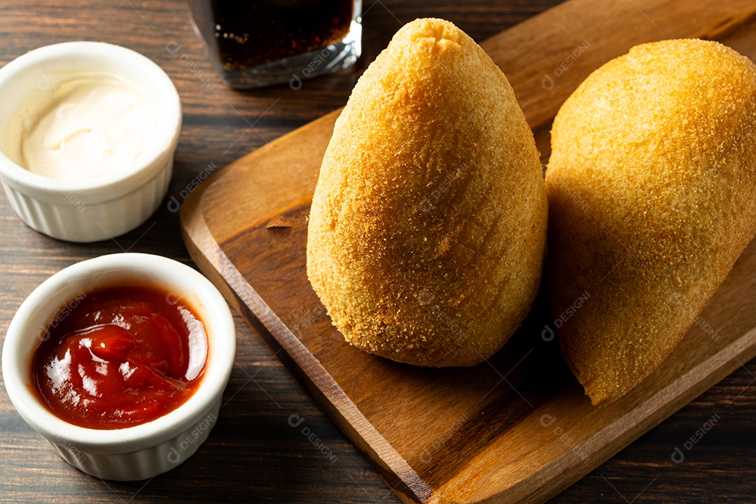 Coxinhas tradicionais brasileiras. salgadinho frito típico recheado com carne e frango