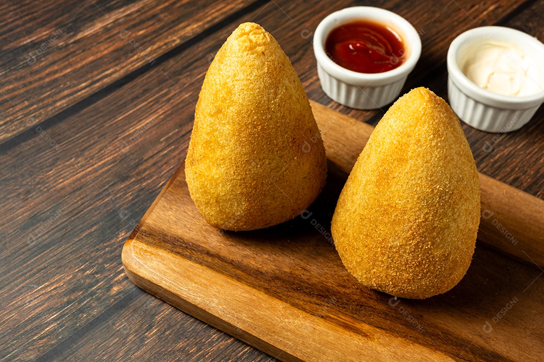 Coxinhas tradicionais brasileiras. salgadinho frito típico recheado com carne e frango