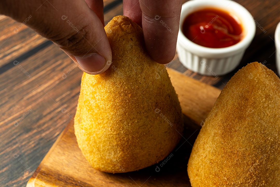 Coxinhas tradicionais brasileiras. salgadinho frito típico recheado com carne e frango