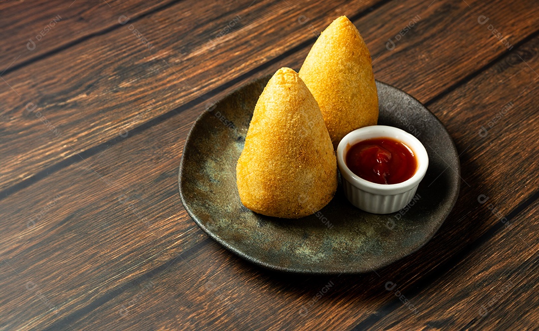 Coxinhas tradicionais brasileiras. salgadinho frito típico recheado com carne e frango