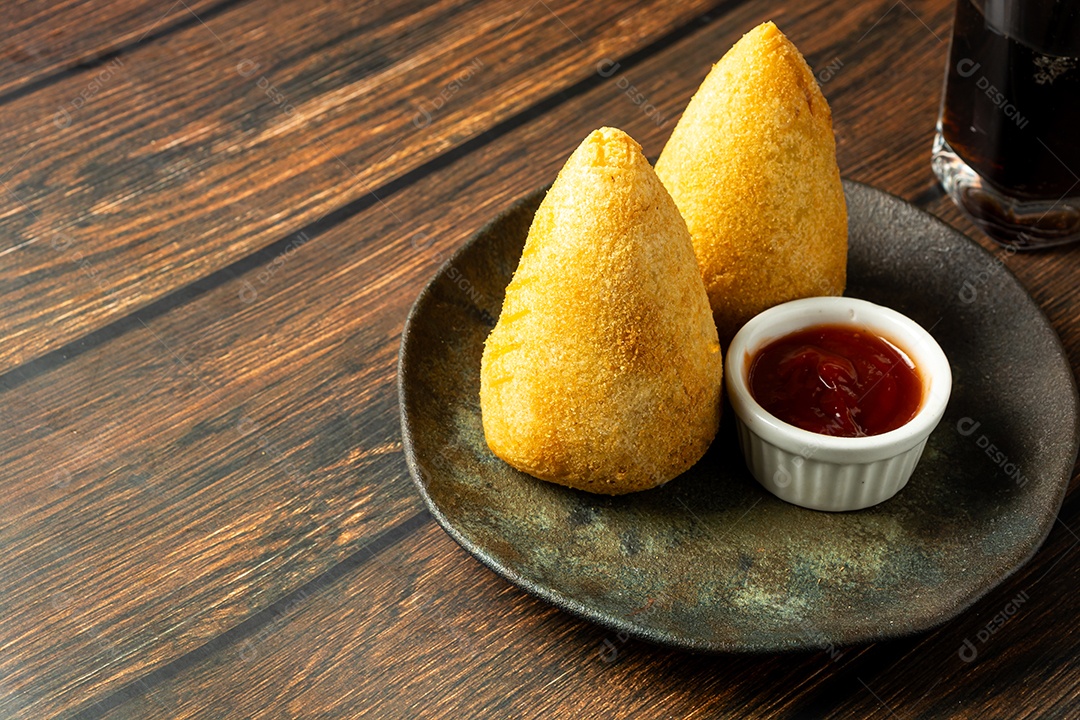 Coxinhas tradicionais brasileiras. salgadinho frito típico recheado com carne e frango