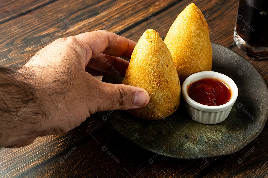 Coxinhas tradicionais brasileiras. salgadinho frito típico recheado com carne e frango