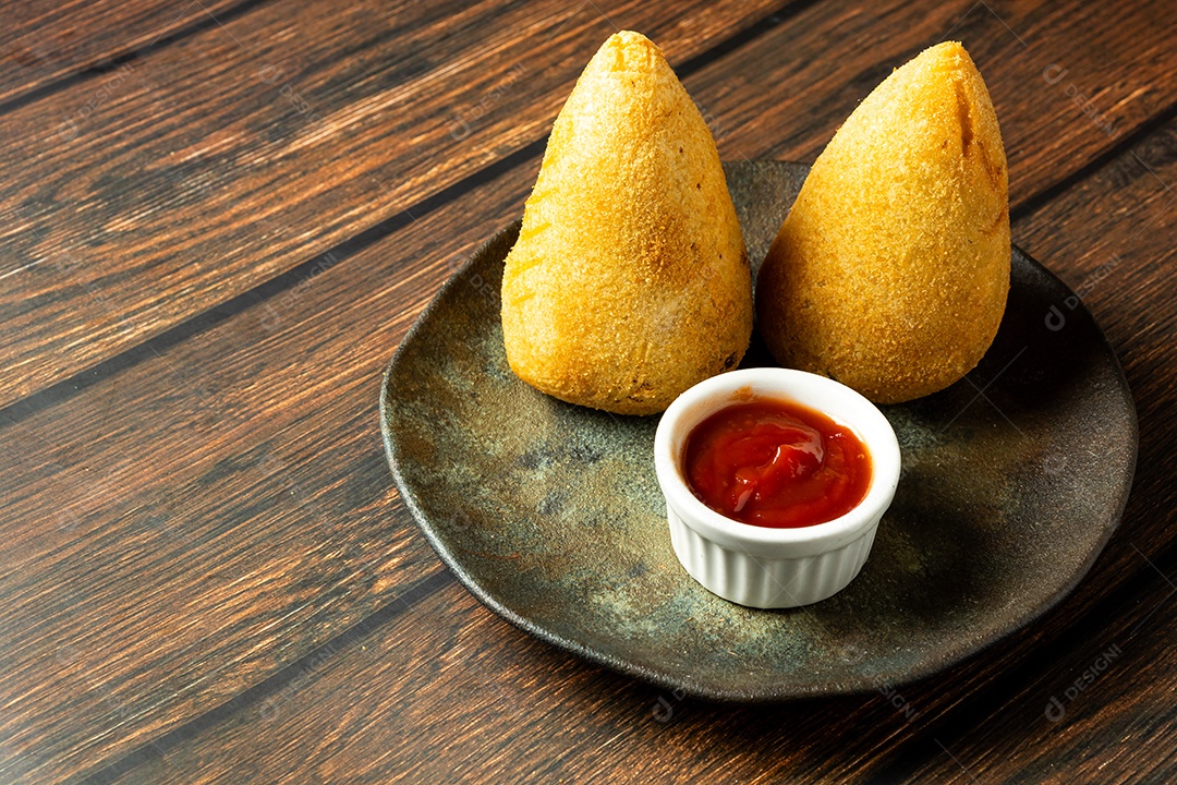 Coxinhas tradicionais brasileiras. salgadinho frito típico recheado com carne e frango