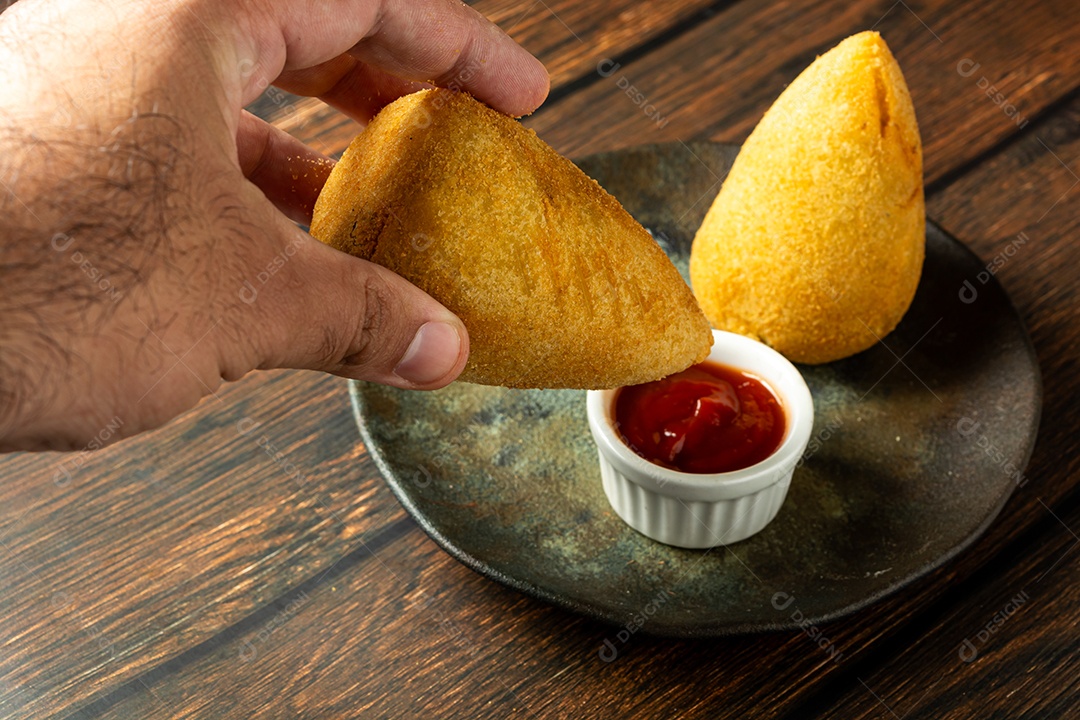 Coxinhas tradicionais brasileiras. salgadinho frito típico recheado com carne e frango