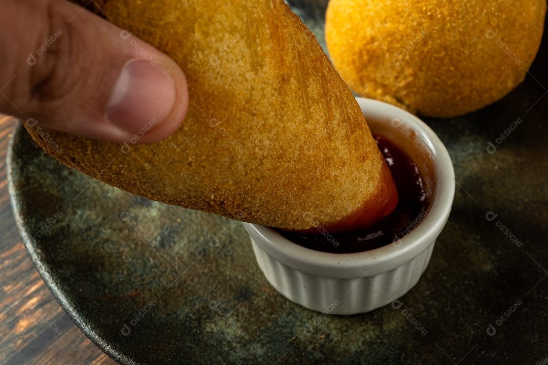 Coxinhas tradicionais brasileiras. salgadinho frito típico recheado com carne e frango