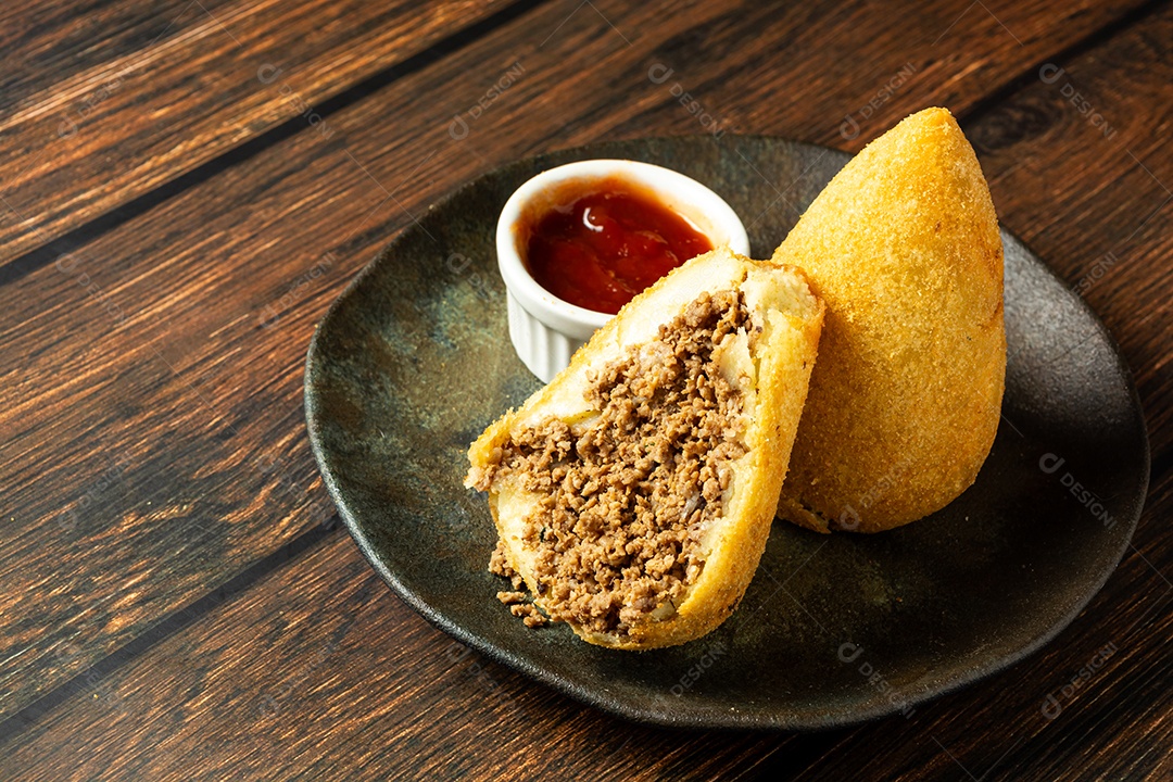 Coxinhas tradicionais brasileiras. salgadinho frito típico recheado com carne e frango