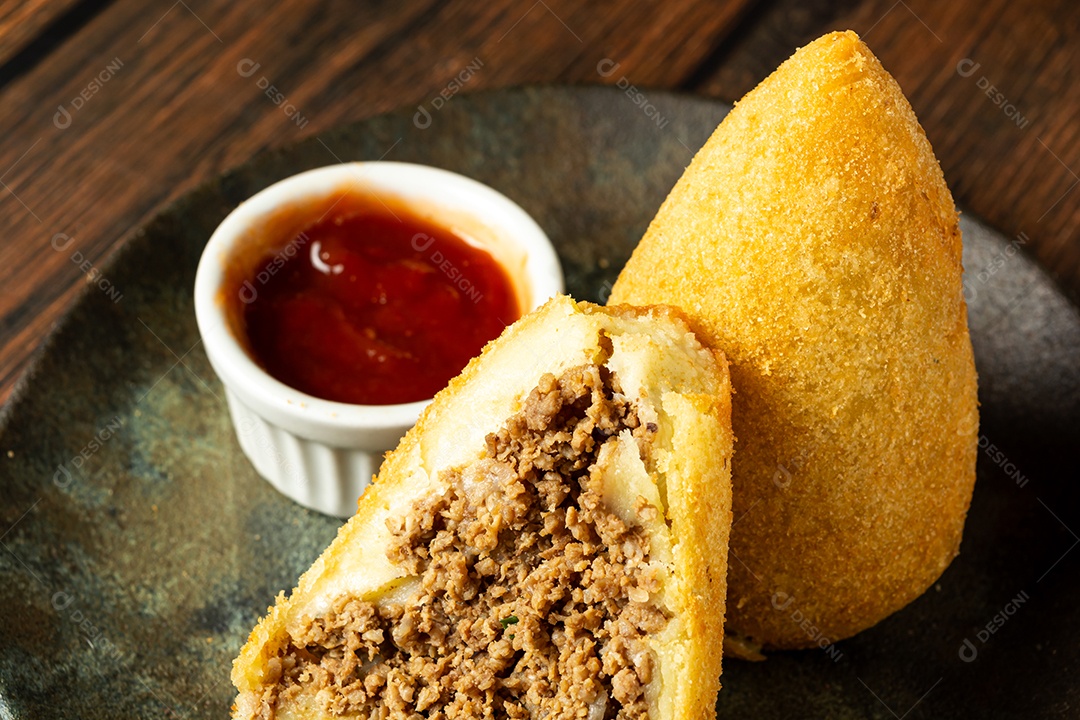 Coxinhas tradicionais brasileiras. salgadinho frito típico recheado com carne e frango