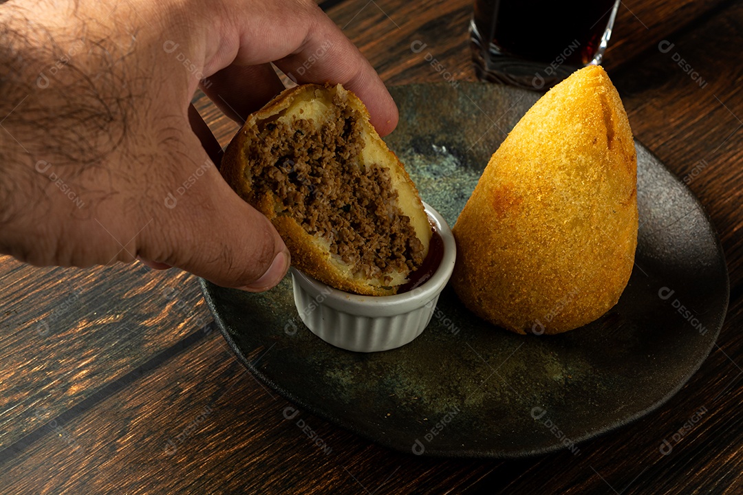 Coxinhas tradicionais brasileiras. salgadinho frito típico recheado com carne e frango