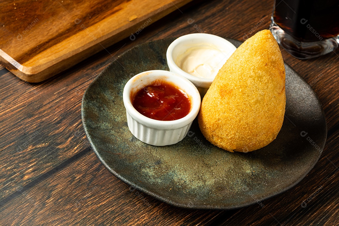 Coxinhas tradicionais brasileiras. salgadinho frito típico recheado com carne e frango