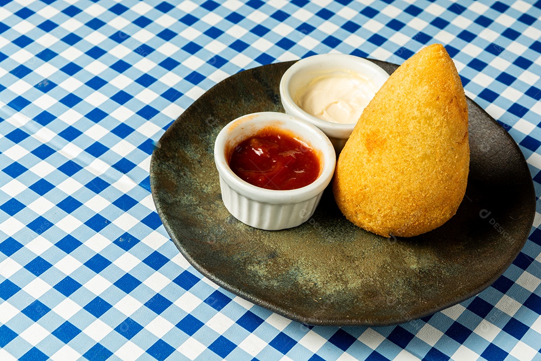 Coxinhas tradicionais brasileiras. salgadinho frito típico recheado com carne e frango