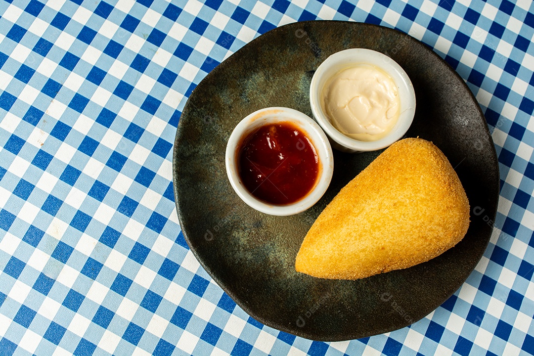 Coxinhas tradicionais brasileiras. salgadinho frito típico recheado com carne e frango