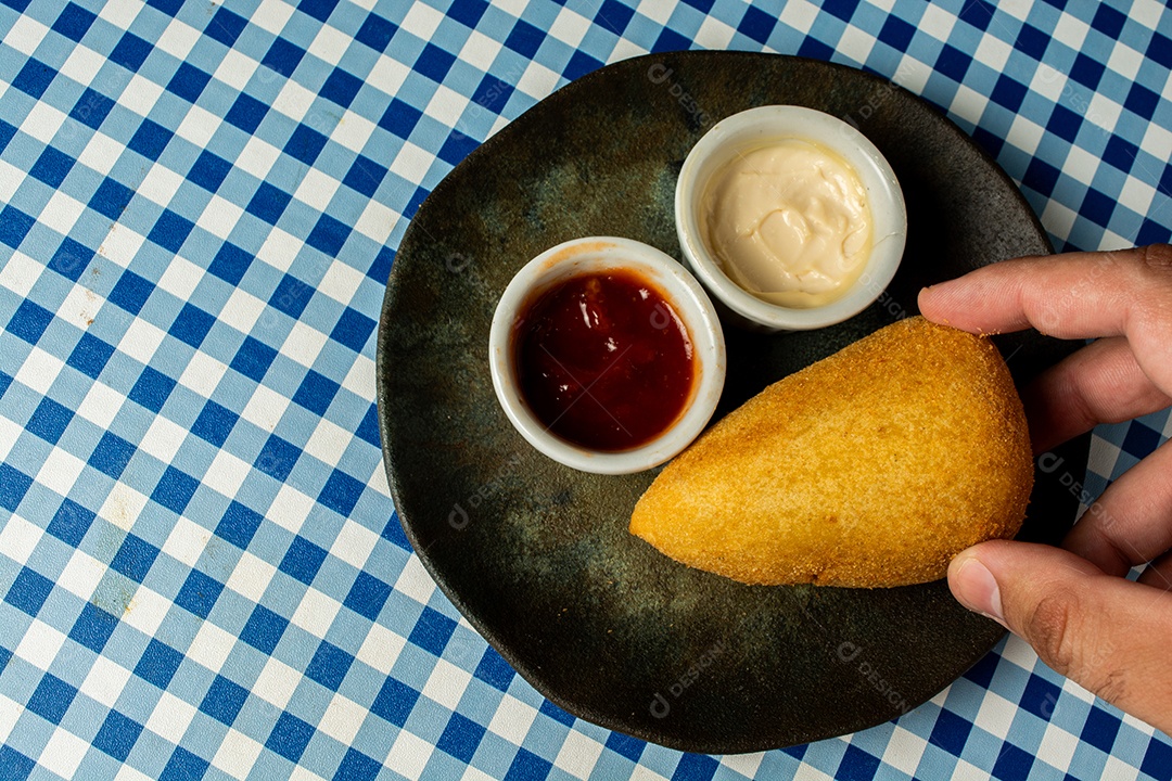 Coxinhas tradicionais brasileiras. salgadinho frito típico recheado com carne e frango