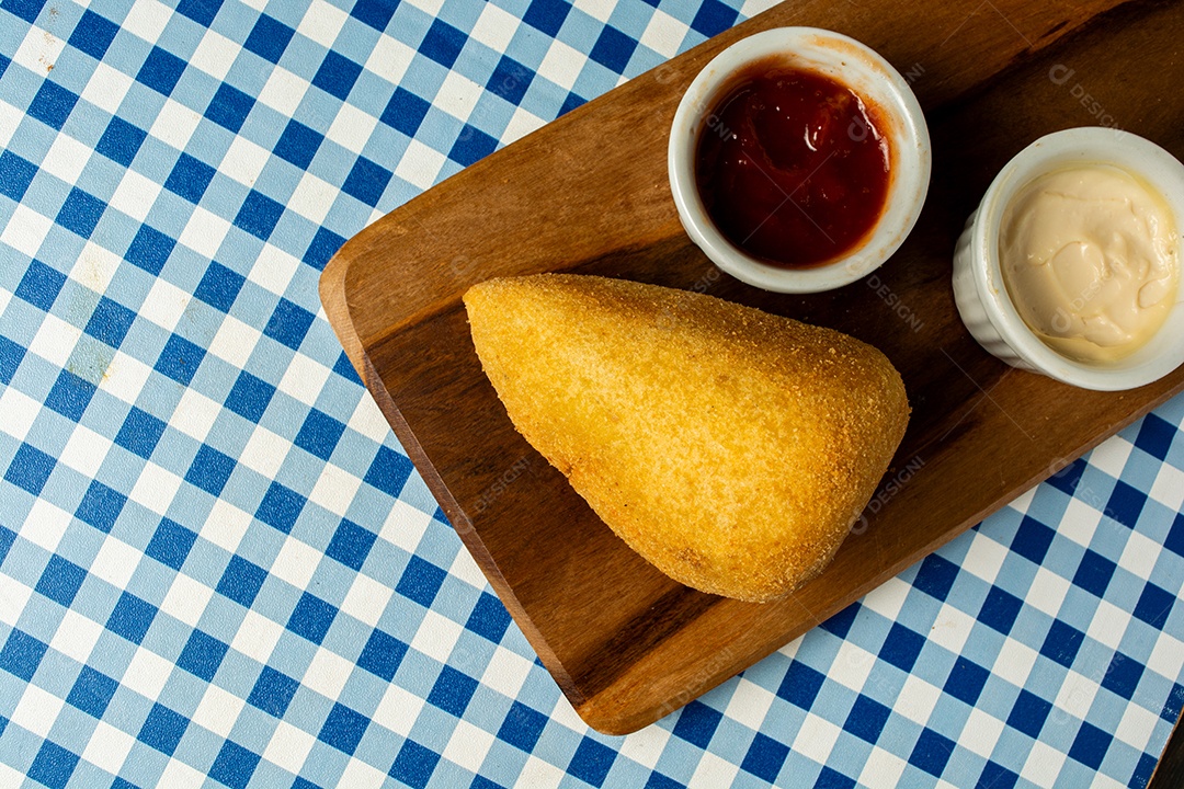 Coxinhas tradicionais brasileiras. salgadinho frito típico recheado com carne e frango