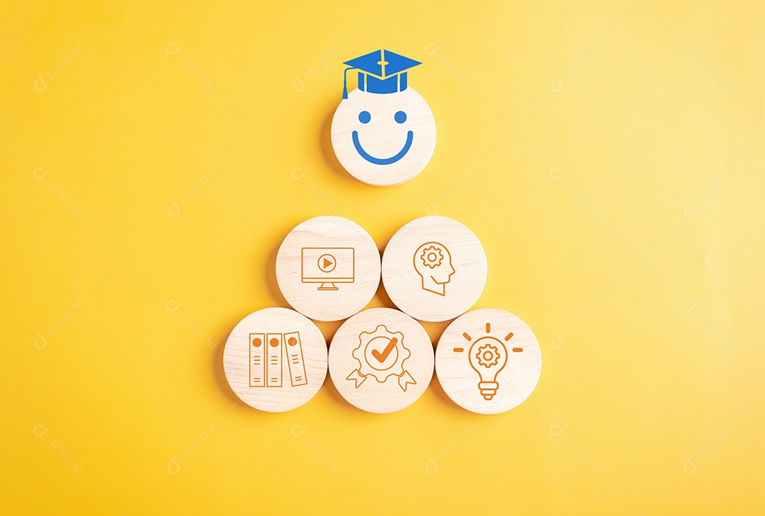 Mão de pessoa segurando peças em um fundo isolado