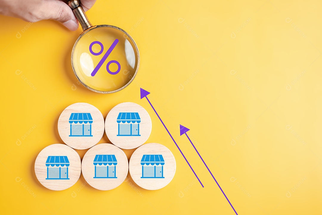 Mão de pessoa segurando peças em um fundo isolado