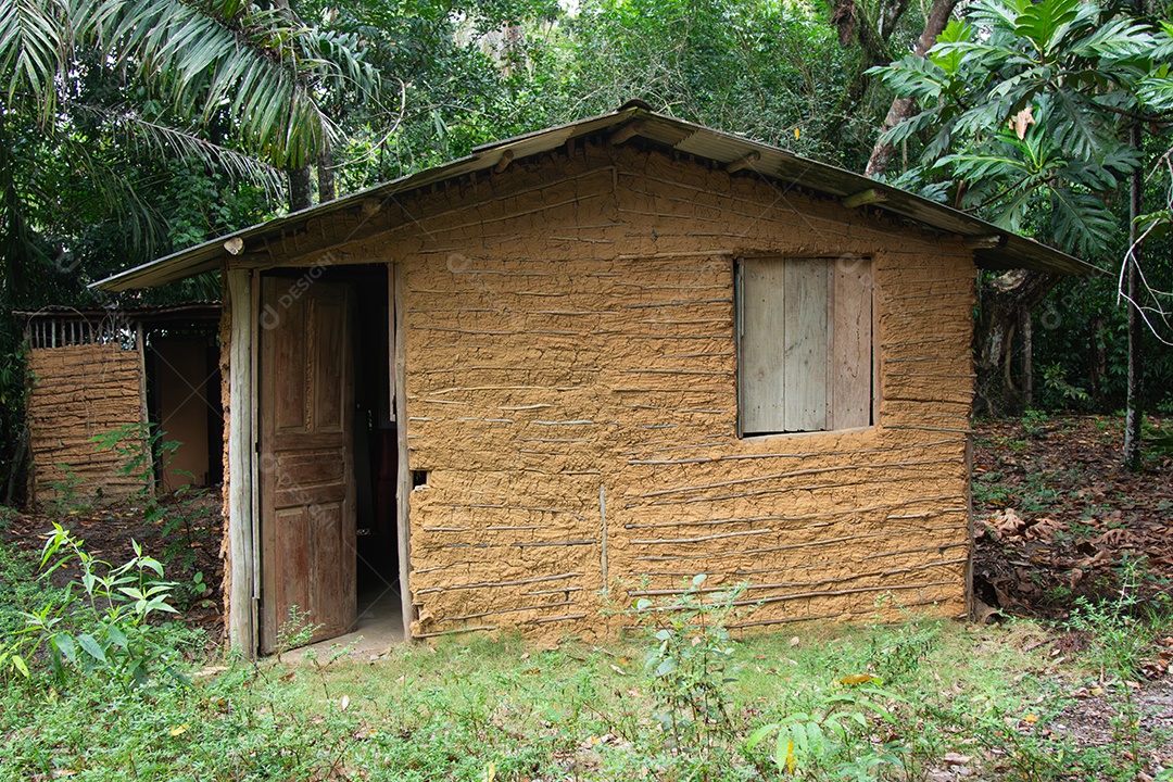Casa de barro típica das regiões pobres do interior do Brasil.