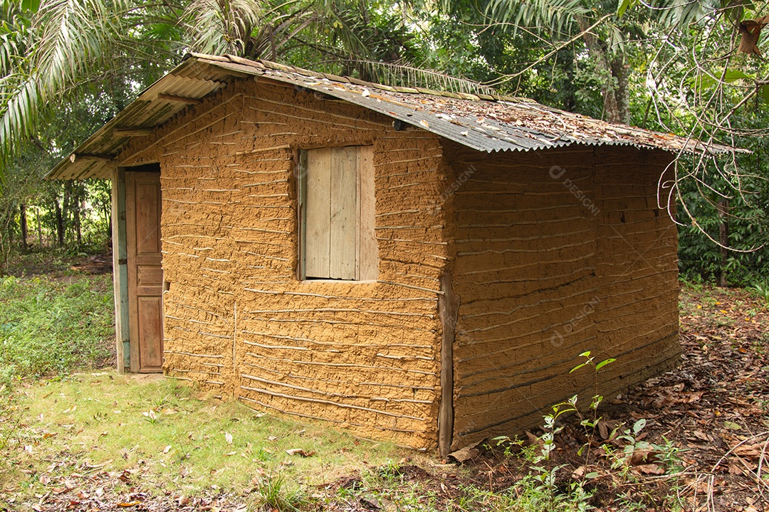 Casa de barro típica das regiões pobres do interior do Brasil.