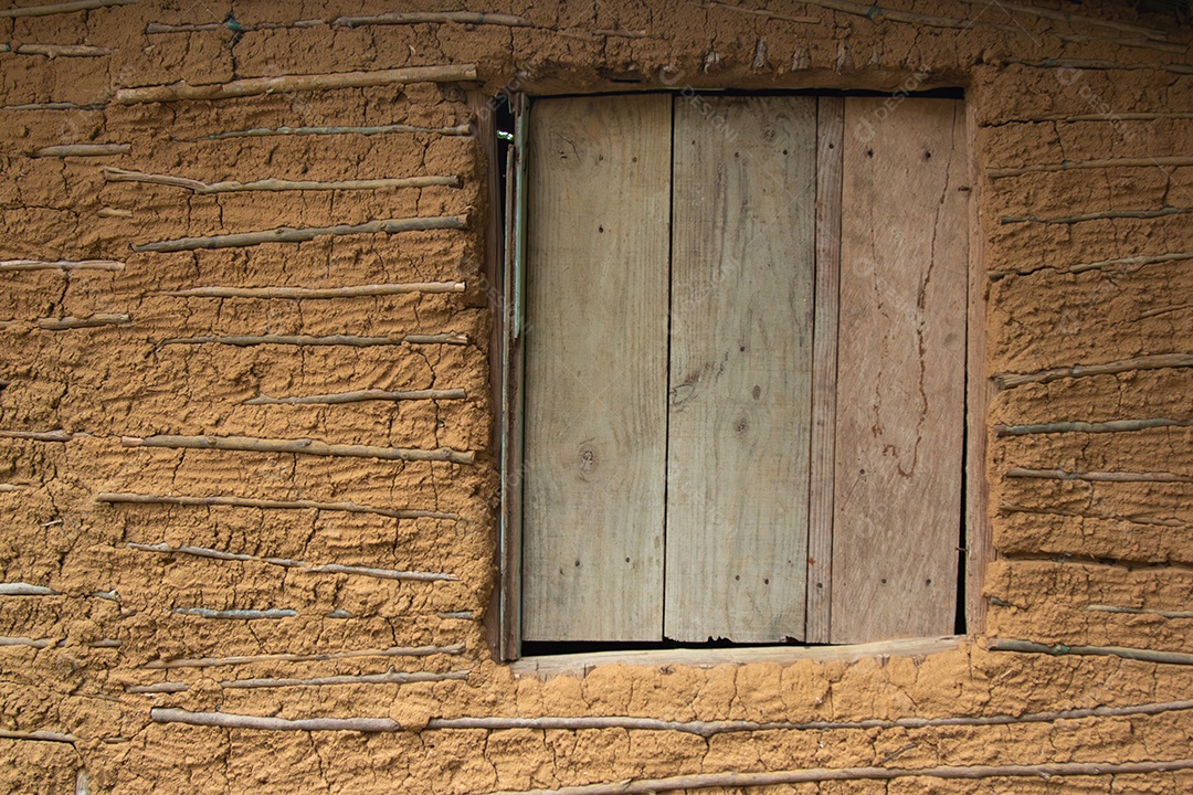 Casa de barro típica das regiões pobres do interior do Brasil.