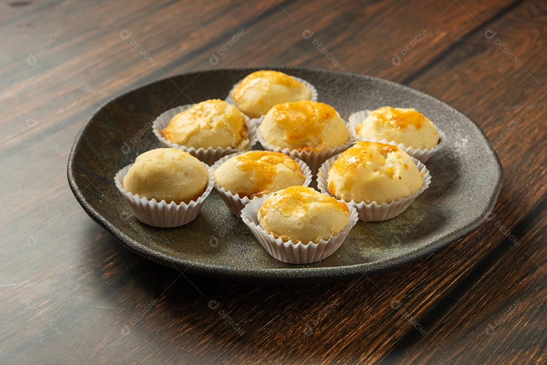 Empadinhas ou mini torta em prato escuro