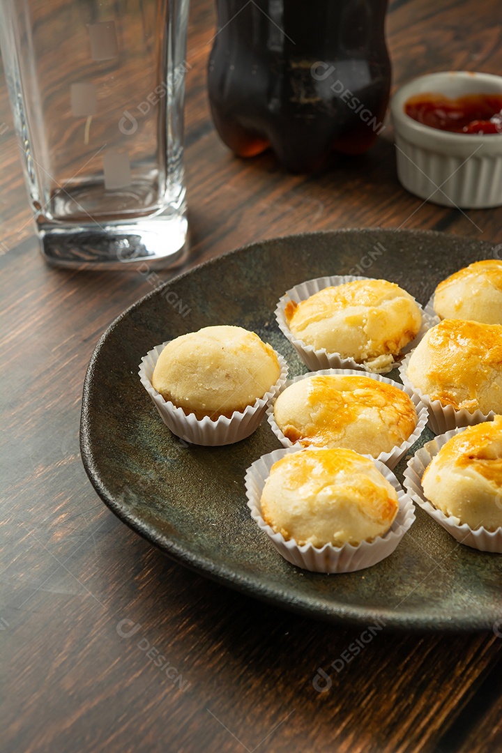 Empadinhas ou mini torta em prato escuro