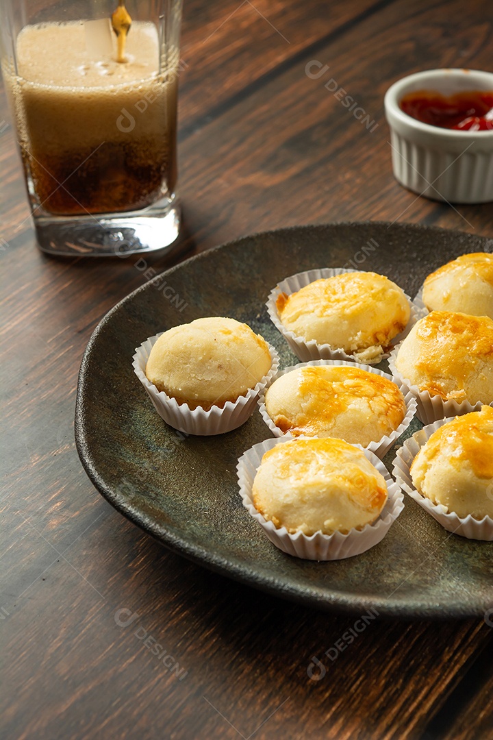 Empadinhas ou mini torta em prato escuro