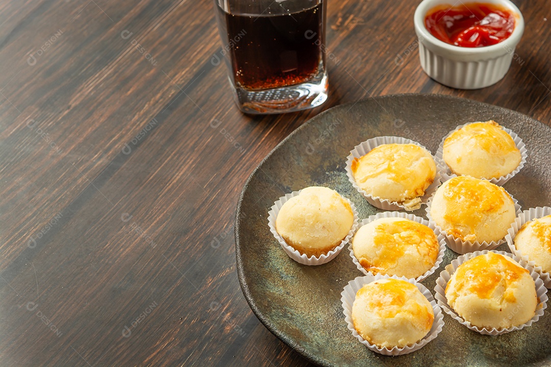 Empadinhas ou mini torta em prato escuro