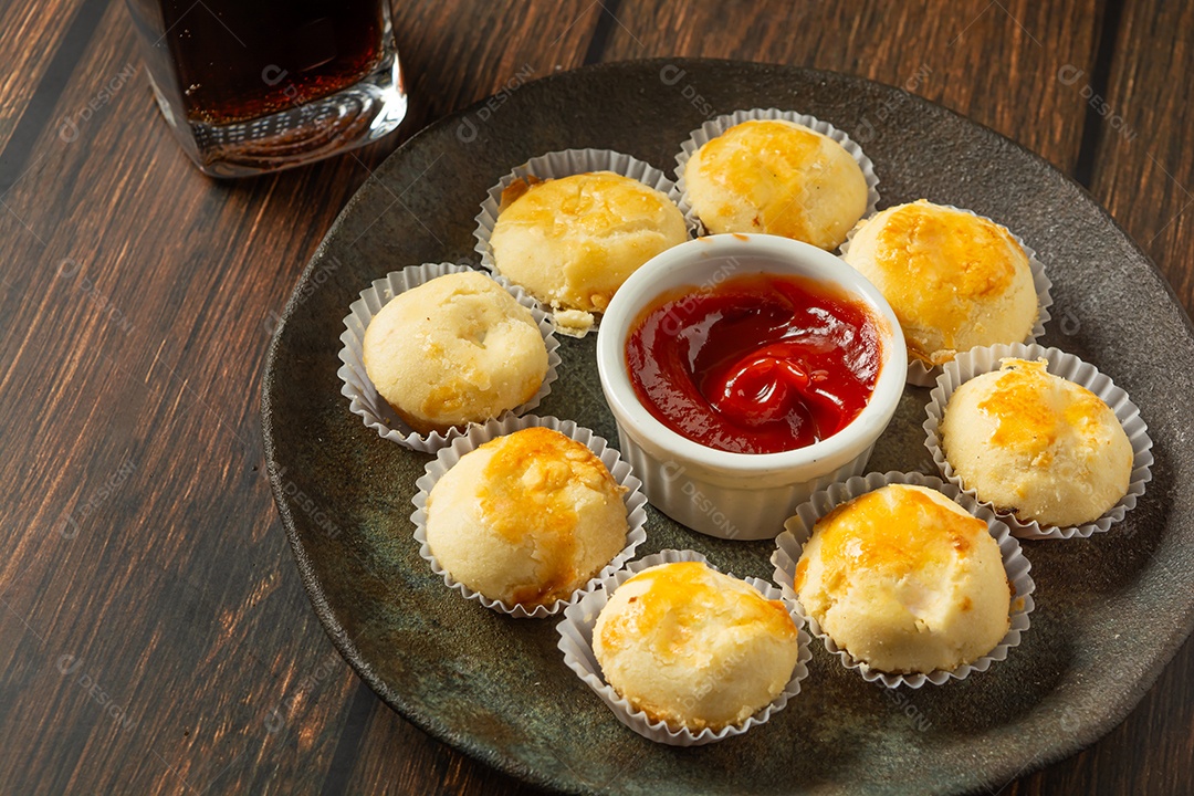 Empadinhas ou mini torta em prato escuro