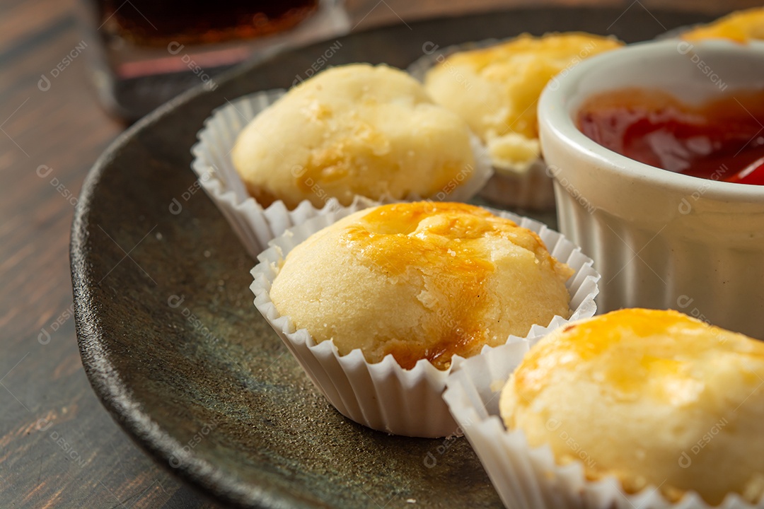 Empadinhas ou mini torta em prato escuro