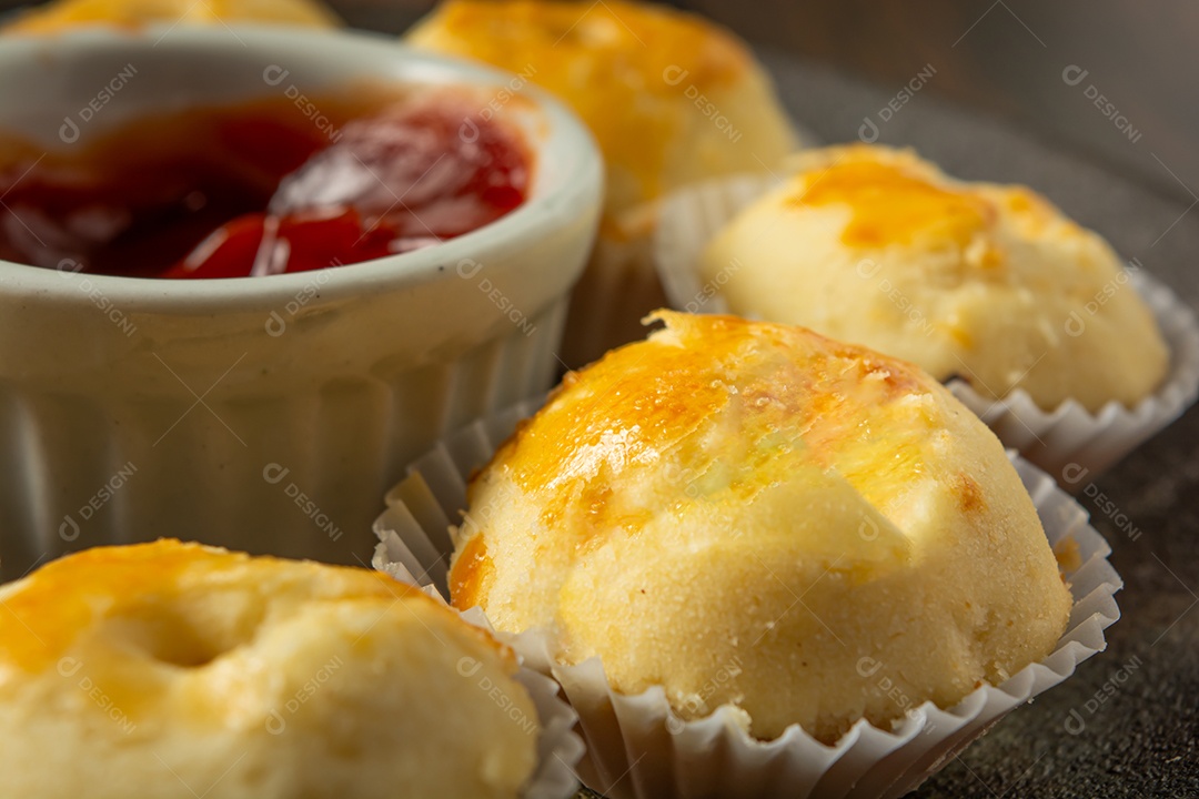 Empadinhas ou mini torta em prato escuro