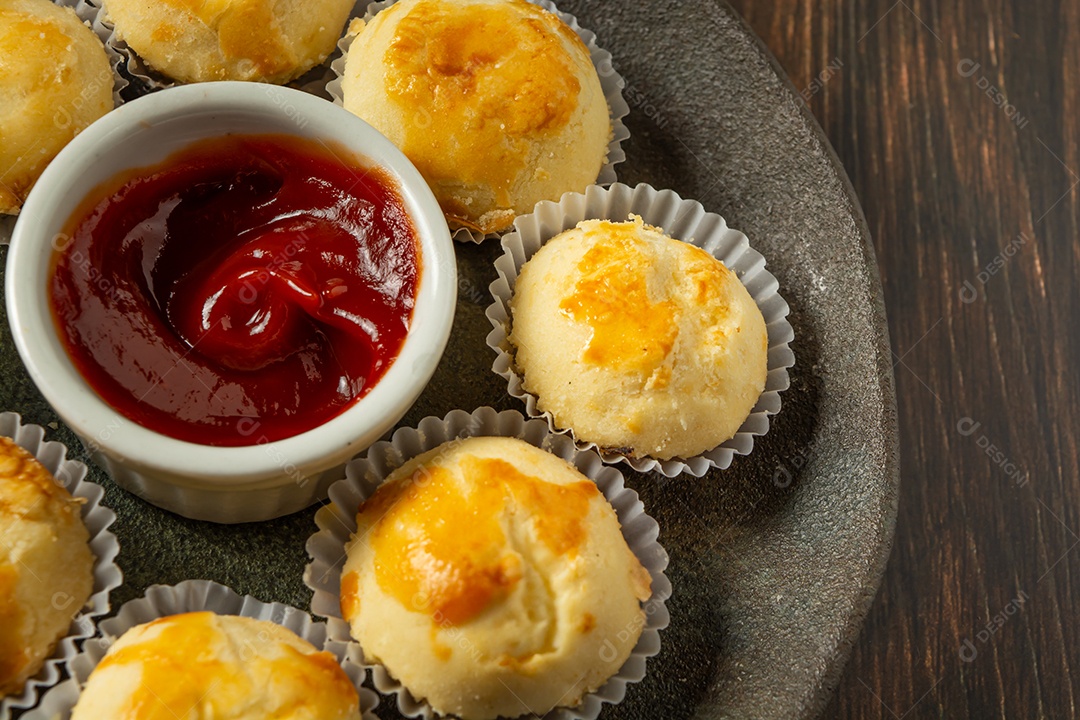 Empadinhas ou mini torta em prato escuro