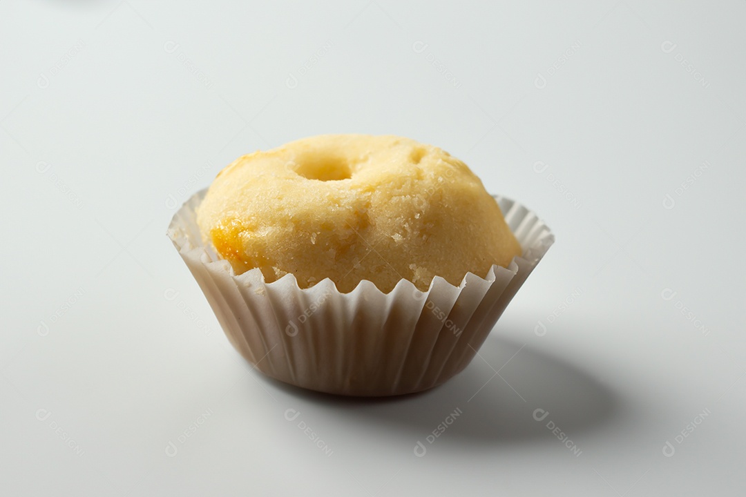 Empadinhas ou mini torta em prato escuro