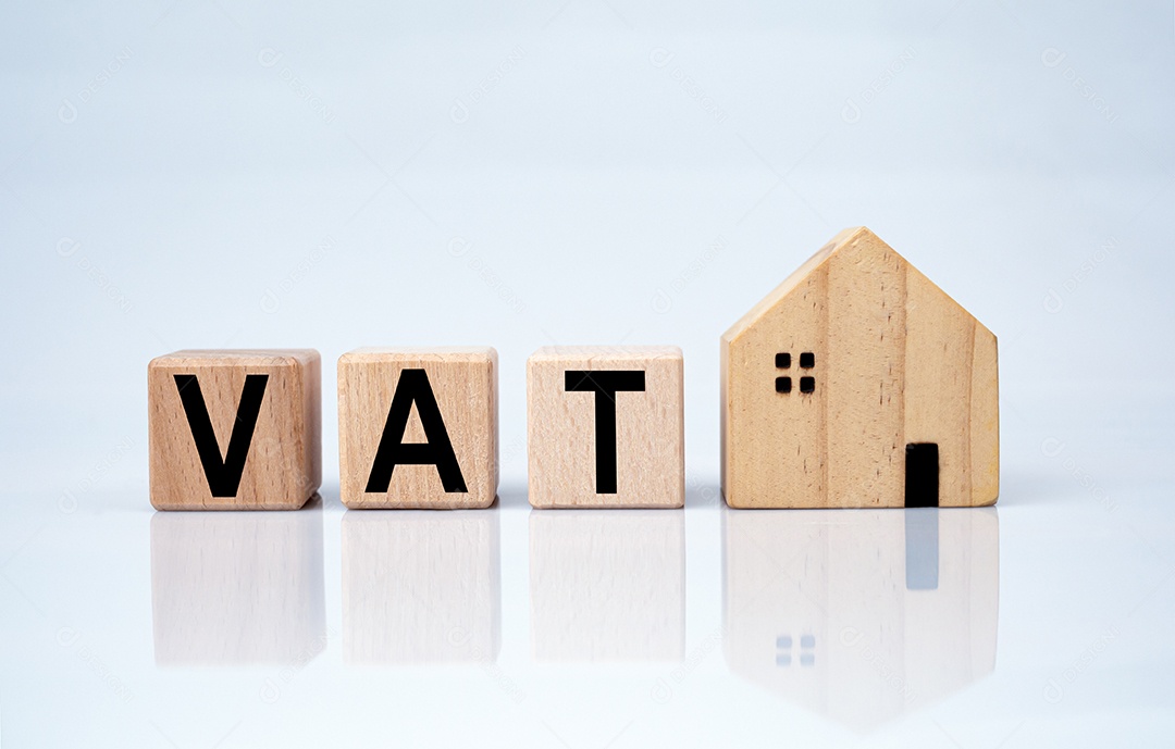 Modele casas de madeira e blocos de madeira com letras de IVA impressas.