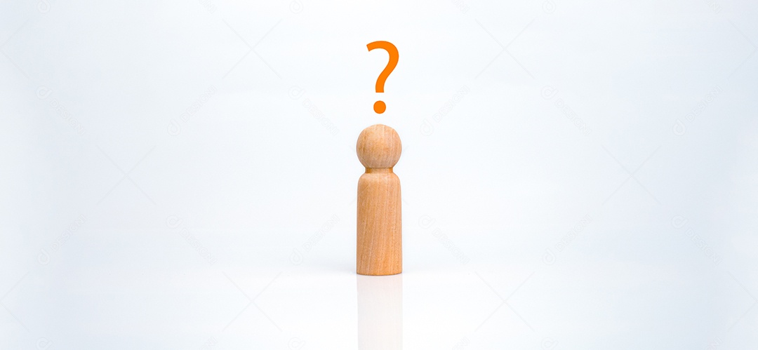 Uma boneca de madeira com um ponto de interrogação representa o pensamento.