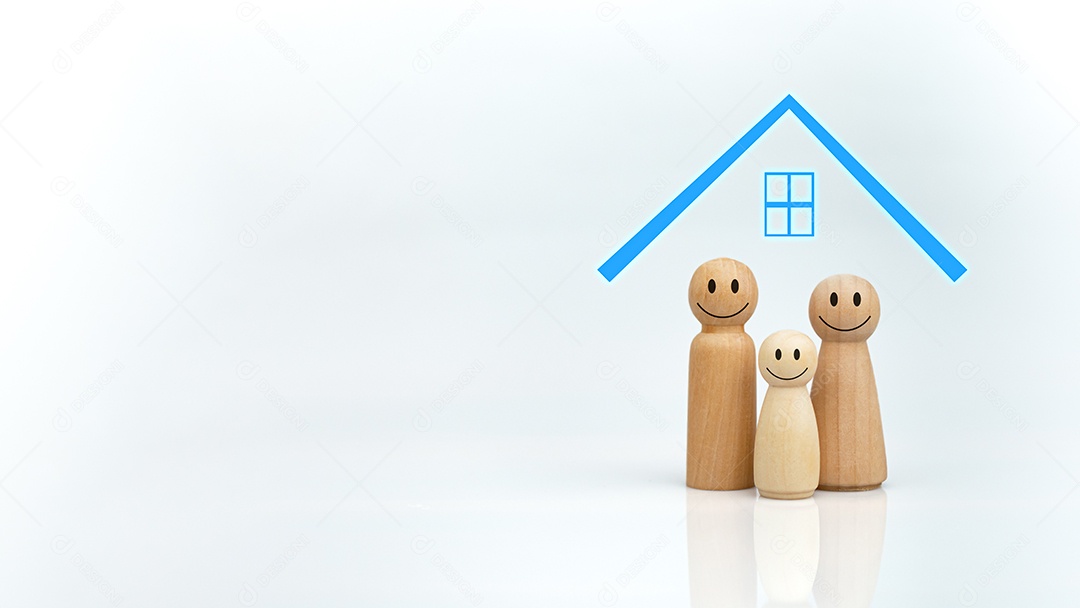 O conceito de seguro saúde e bem-estar médico. Uma boneca de madeira com casa azul sobre fundo branco representa proteção