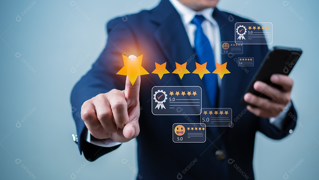 Empresário usando o telefone para verificar o atendimento ao cliente. Conceito de pesquisa de satisfação do cliente, avaliação da experiência de serviço