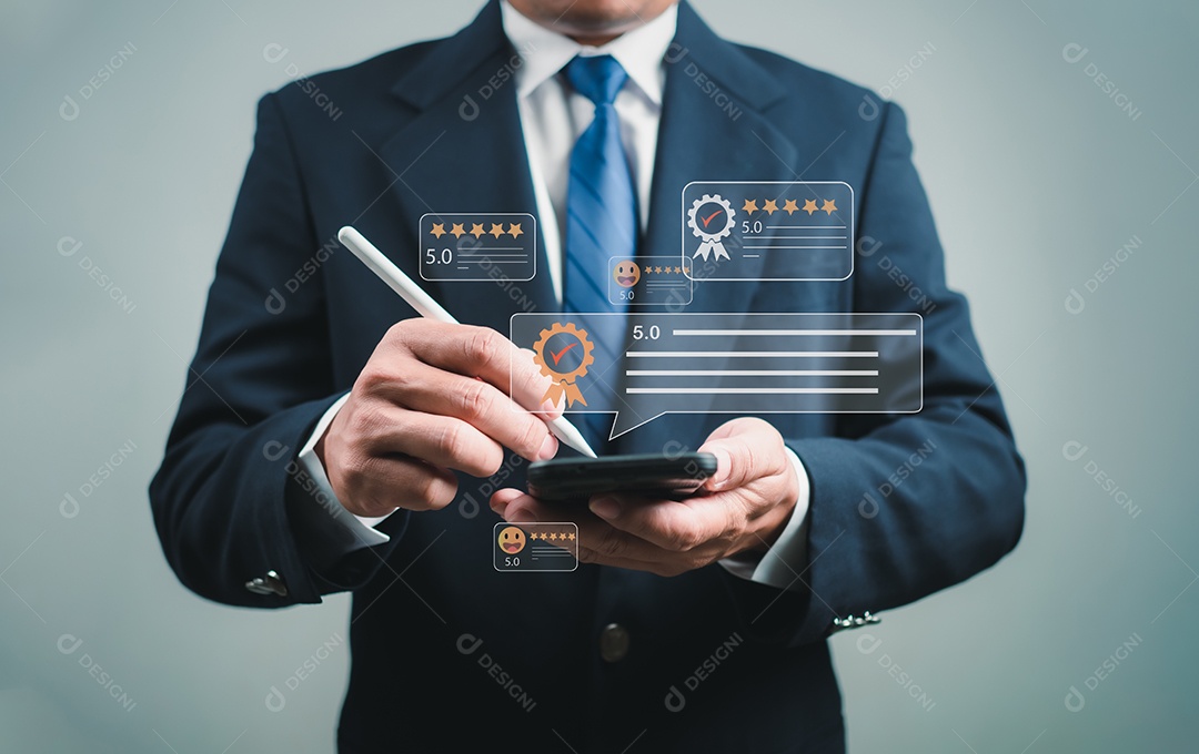 Empresário usando o telefone para verificar o atendimento ao cliente. Conceito de pesquisa de satisfação do cliente