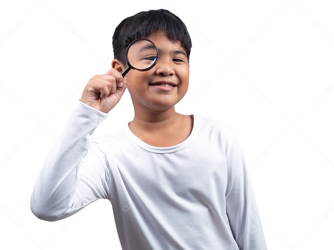 Um menino vestindo uma camisa branca de mangas compridas está segurando uma lupa sobre um fundo branco.