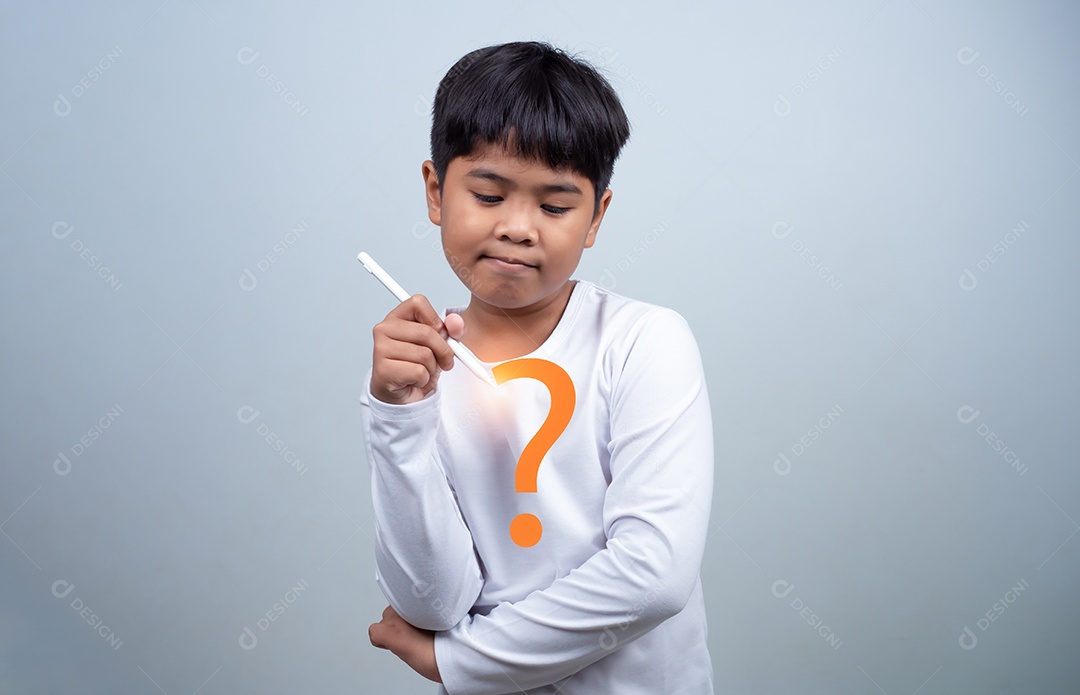 Um menino de camisa branca está segurando uma caneta branca sobre um fundo branco. Mostra pensar, ponderar e considerar opções.